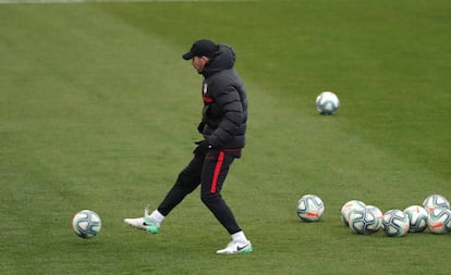 Simeone durante un entrenamiento del Atlético de Madrid en el Cerro del Espino de Majadahonda.