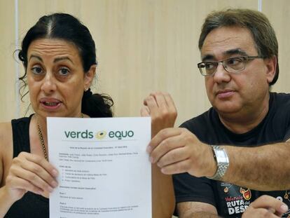 Silvia Gonz&aacute;lez y Miguel &Aacute;ngel Ferr&iacute;s, dos de los expulsados, muestran un documento de Verds-Equo.