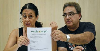 Silvia Gonz&aacute;lez y Miguel &Aacute;ngel Ferr&iacute;s, dos de los expulsados, muestran un documento de Verds-Equo.