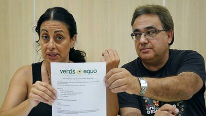 Silvia González y Miguel Ángel Ferrís, dos de los expulsados, muestran un documento de Verds-Equo.