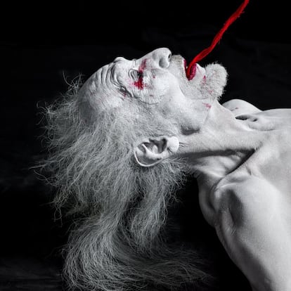 Serie Japón. 2018. El bailarín Daisuke Yoshimoto, uno de los grandes nombres de la danza butoh. <br><br><i> “Viéndolo en perspectiva, me alegro de que haya tardado 25 años en poder fotografiar a los bailari-nes de butoh. Supe esperar, y la vida me ha rega¬lado una experiencia profunda. De joven quizá no hubiera entendido sus claroscuros como ahora”.</i> Isabel Muñoz (Barcelona, 71 años), premio Nacio¬nal de Fotografía y recién elegida miembro de la Real Academia de Bellas Artes de San Fernando, habla de un pro¬yecto que inició hace más de un cuarto de siglo y que la llevó a retra¬tar durante varios años a los artistas más destacados de una técnica expresiva nacida a mediados del siglo XX de la mano de Kazuo Ohno y Tatsumi Hijikata en el Japón de la posguerra, un país entonces en¬roscado en digerir el conflicto bélico y el desastre nuclear. <br>