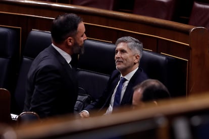 El líder de Vox, Santiago Abascal  pasa ante el ministro de Interior, Fernando Grande-Marlaska, en el congreso el pasado 6 de mayo.