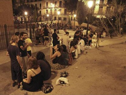 J&oacute;venes haciendo botell&oacute;n en una plaza.