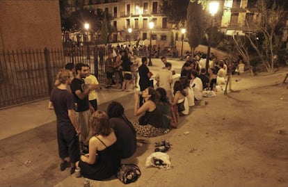 J&oacute;venes haciendo botell&oacute;n en una plaza.