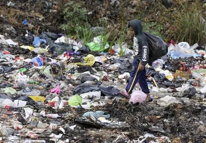 Un niño camina entre la basura en José León Suárez, cerca de Buenos Aires (Argentina).