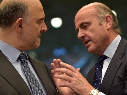 Luis de Guindos, con el comisario Moscovici.