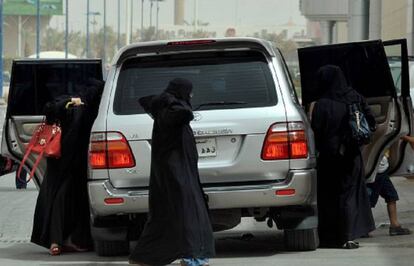 Mulheres sauditas saem de um carro em um dia de protesto em 2011