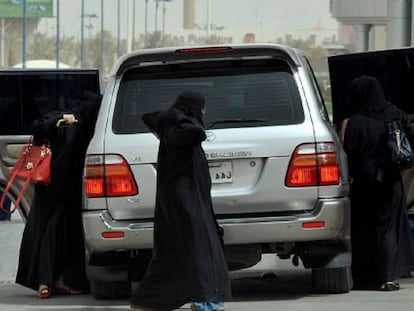Mulheres sauditas saem de um carro em um dia de protesto em 2011