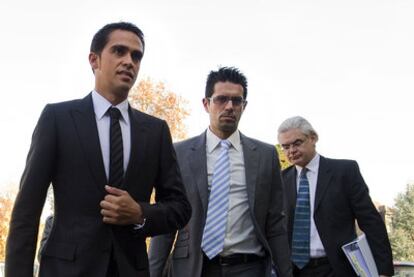 Contador llega a la vista con su hermano Fran y Adam Lewis, uno de sus abogados.