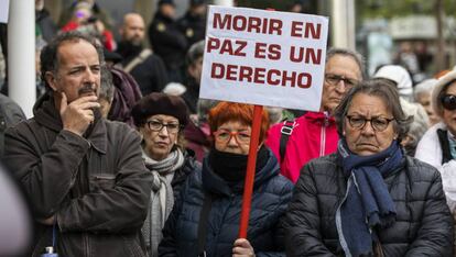 Manifestación a las puertas de los juzgados de plaza de Castilla, Madrid, para pedir que se despenalice la eutanasia.