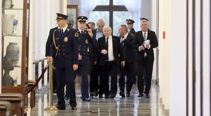 El presidente del Ley y Justicia, Jaroslaw Kaczynski (c), camina por los pasillos del Parlamento en Varsovia, el 12 de enero de 2017.