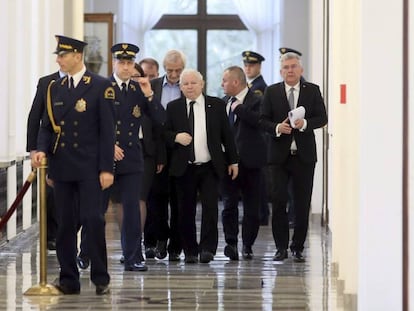 El presidente del Ley y Justicia, Jaroslaw Kaczynski (c), camina por los pasillos del Parlamento en Varsovia, el 12 de enero de 2017.