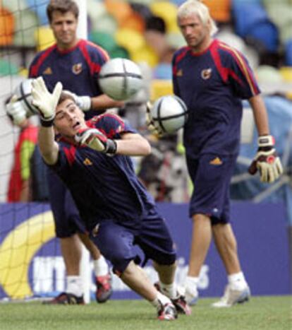 Casillas se estira para desviar el balón mientras Aranzubia y Cañizares esperan su turno.