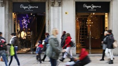 Entrada a una tienda de Pepe Jeans en Barcelona.