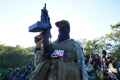 Integrantes del CJNG en la sierra michoacana, en noviembre de 2023.