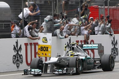 Rosberg celebra la victoria junto a los mecánicos