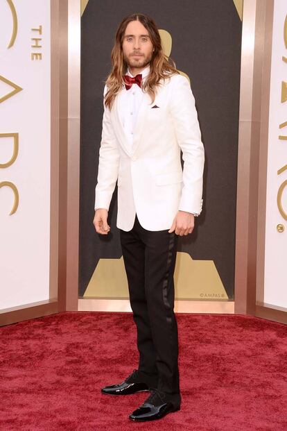 Los hombres, desde luego, arriesgaron más que ellas. Jared Leto no defrauda y apuesta por un esmoquin blanco de Saint Laurent con pajarita roja.