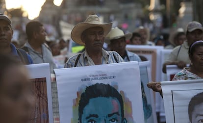 Los padres de los jóvenes desaparecidos, quienes la semana pasada lamentaron la actuación del Gobierno tras reunirse con el presidente, Enrique Peña Nieto, también participaron en la marcha.