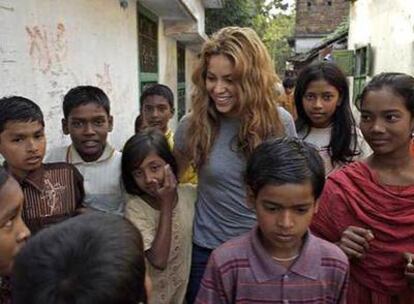 La cantante Shakira, con varios niños colombianos.