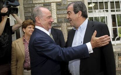 El expresidente de Bankia, Rodrigo Rato, saluda al exjefe del Ejecutivo asturiano, Francisco Álvarez Cascos.