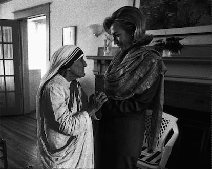Hillary Clinton y la madre Teresa de Calcuta durante la inauguración del Hogar para la infancia Teresa de Calcuta, en Washington, el 19 de junio de 1995.