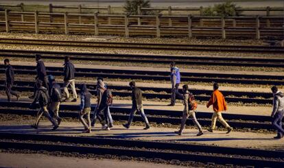 Centenas de imigrantes sem documentos tentam entrar durante a noite nas instalações do Eurotúnel, em Calais, para atravessar o Reino Unido pelo túnel do Canal da Mancha.