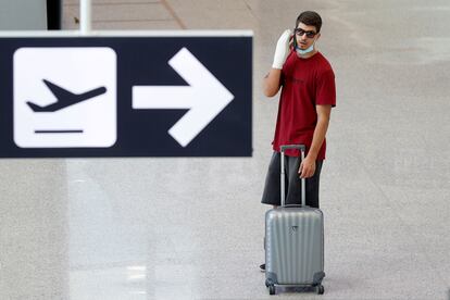 Un pasajero con mascarilla en el aeropuerto de Fiumicino, Italia.