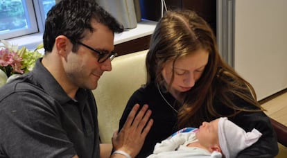 Chelsea Clinton junto a su esposo, Marc Mezvinsky, y su segundo hijo, Aidan. 