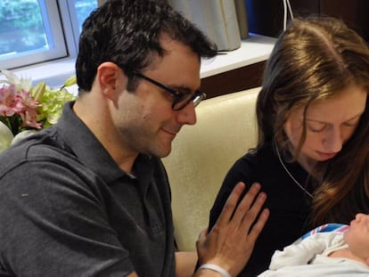 Chelsea Clinton junto a su esposo, Marc Mezvinsky, y su segundo hijo, Aidan. 