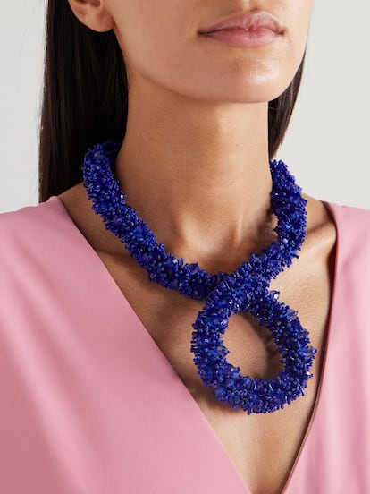 Dries Van Noten acompañó su último desfile con estos llamativos collares rígidos confeccionados en cristal y resina que crean una forma y textura únicas. Está disponible en azul y en rosa claro y es un diseño que refleja a la perfección el espíritu vanguardista de la marca pensado para llevar a diario.

Comprar por 595 €