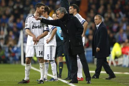 El entrenador portugués del Real Madrid, José Mourinho, da instrucciones a Xabi Alonso, durante el partido de ida de los cuartos de final de la Liga de Campeones que Real Madrid y Galatasaray disputaron en el estadio Santiago Bernabéu, el 3 de abril de 2013, en Madrid (España).