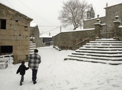 Se suspendieron las clases para 350.000 niños gallegos ante las nevadas que cayeron ayer en pueblos como Cualedro (Ourense).