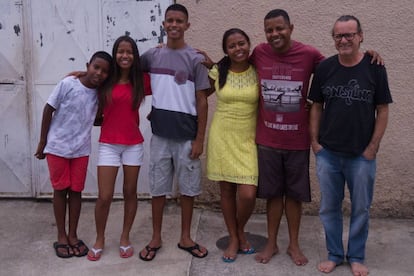 A família Santana junto ao professor Newton.