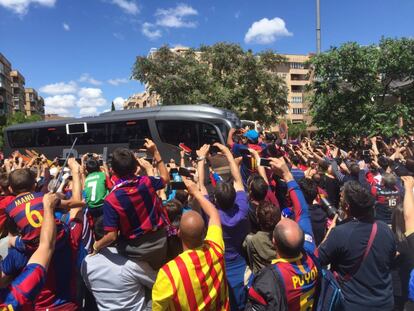 Chegada do ônibus do Barcelona ao estádio Los Carmenes.