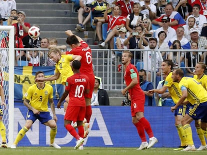 Harry Maguire marca el gol inaugural del partido.