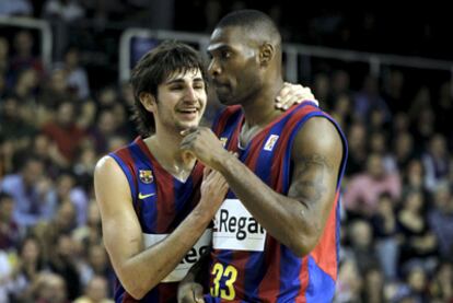 Pete Mickeal junto a Ricky Rubio.