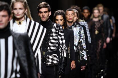 Jom Kortajarena (con la chaqueta de damero) abrió el desfile futurista-principesco de Balmain