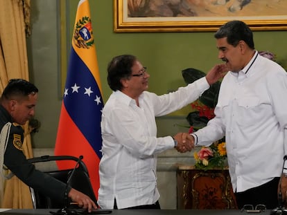 El presidente de Colombia, Gustavo Petro, y el presidente de Venezuela, Nicolás Maduro, durante su encuentro en el Palacio Presidencial de Miraflores, en Caracas, Venezuela, en noviembre de 2023.
