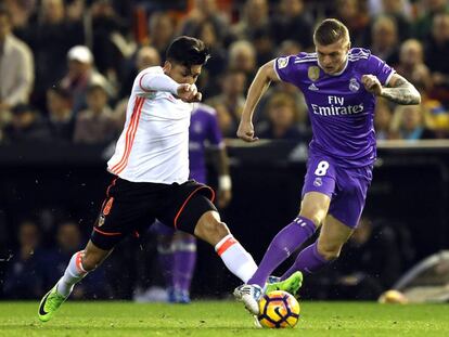 El centrocampista Enzo Pérez pelea un balón con Toni Kroos.