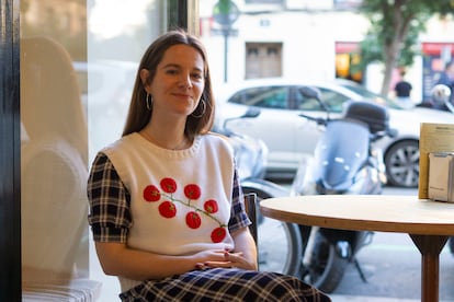 Laura Gil fotografiada en una cafetería en Madrid