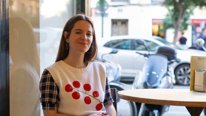 Laura Gil fotografiada en una cafetería en Madrid el 9 de abril de 2024.