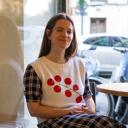 Laura Gil fotografiada en una cafetería en Madrid