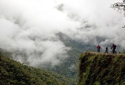 Ciclistas ante uno de los precipicios que bordea el camino de Yungas, en Bolivia.