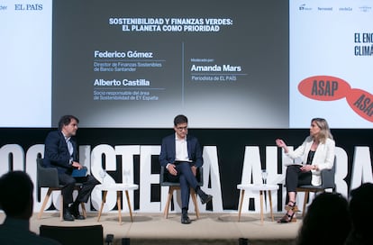 Charla entre Federico Gómez Sánchez, Director de Finanzas Sostenibles de Banco Santander y Alberto Castilla, socio del área de Sostenibilidad de EY España, moderada por Amanda Mars, periodista de EL PAÍS.