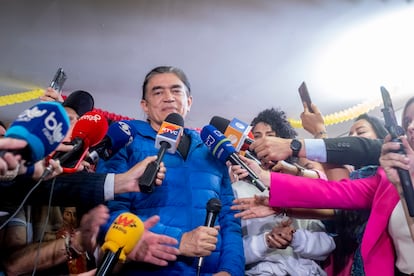 Gustavo Bolívar acepta la derrota ante los medios de comunicación desde su sede de campaña, este domingo por la tarde.
