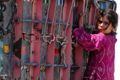 Una niña afgana, que ha dejado su país por la guerra y la sequía, en un campamento de refugiados de Peshawar.