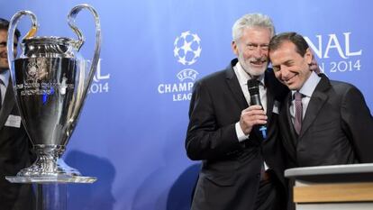 Paul Breitner, del Bayern Múnich, y Emilio Butragueño, del Madrid.