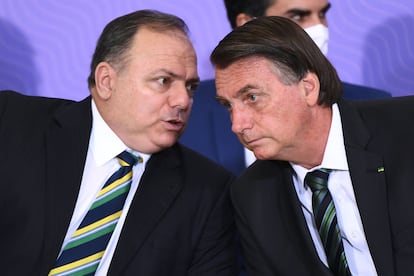 O ministro Pazuello e o presidente Bolsonaro no dia 16 de dezembro, em Brasília.