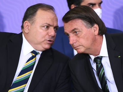 O ministro Pazuello e o presidente Bolsonaro no dia 16 de dezembro, em Brasília.