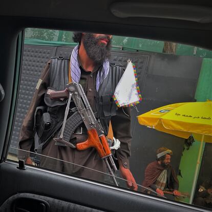 Un retén de talibanes vigilaba en una zona del centro de la capital, en el día en que se conmemoraba el primer aniversario de la llegada de los fundamentalistas al poder. 